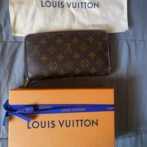 Louis Vuitton Zippy Organizer Wallet. With duster and box
